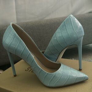 Steve Madden Light Blue Crocodile Closed Toe Heels